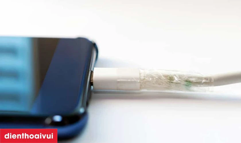 Điện thoại bị va đập hoặc rơi c&oacute; thể l&agrave;m ch&acirc;n sạc bị lỏng hoặc g&atilde;y