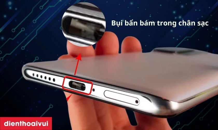 Ch&acirc;n sạc bị ẩm ướt, b&aacute;m bẩn