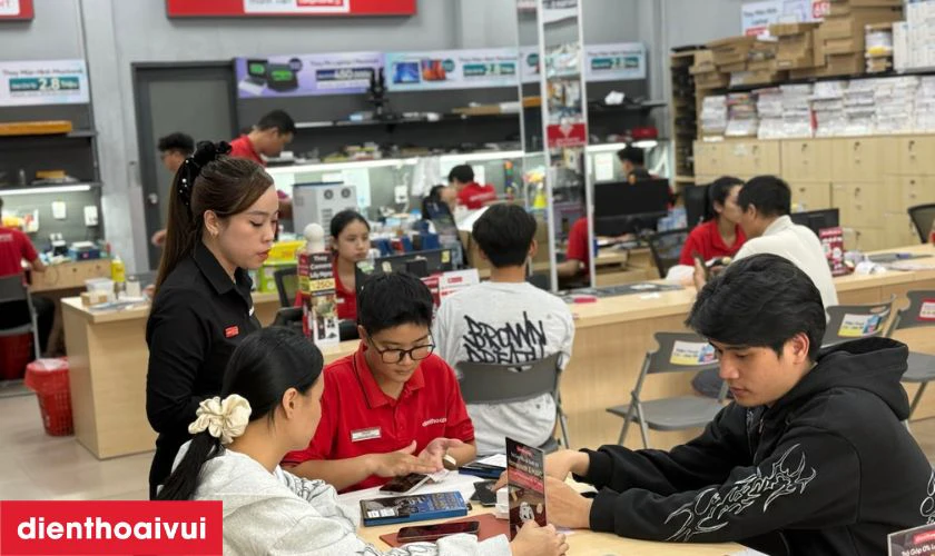 Nhân viên hỗ trợ nhận thiết bị, lắng nghe mô tả từ khách hàng về lỗi gặp phải