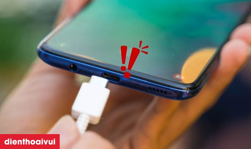 Sử dụng sạc kh&ocirc;ng ch&iacute;nh h&atilde;ng khiến ch&acirc;n sạc mau hư hỏng