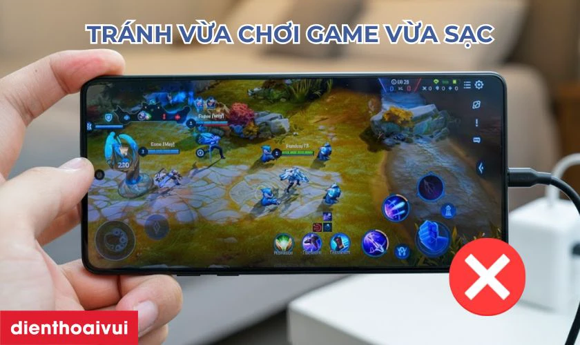 Không vừa sạc điện thoại, vừa chơi game