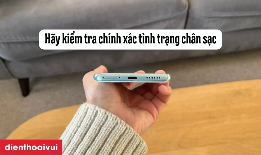 Kiểm tra kỹ t&igrave;nh trạng hỏng h&oacute;c của ch&acirc;n sạc