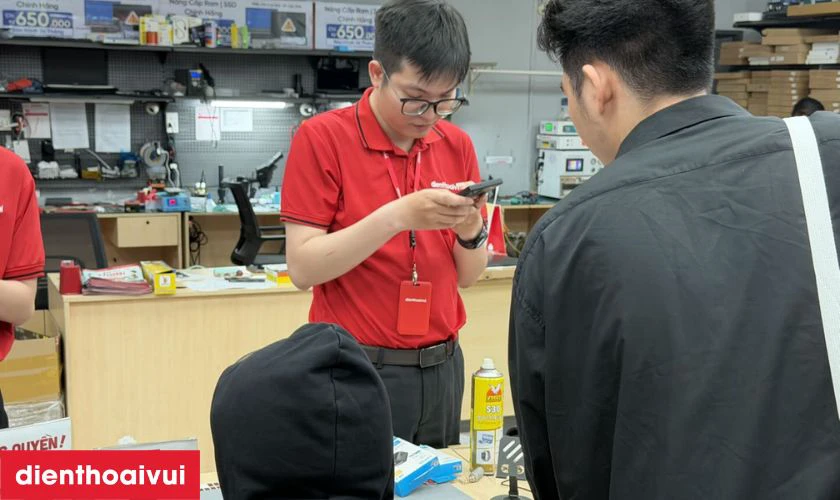 Quy tr&igrave;nh thay ch&acirc;n sạc Xiaomi Redmi Note 14 lấy liền tại Điện Thoại Vui