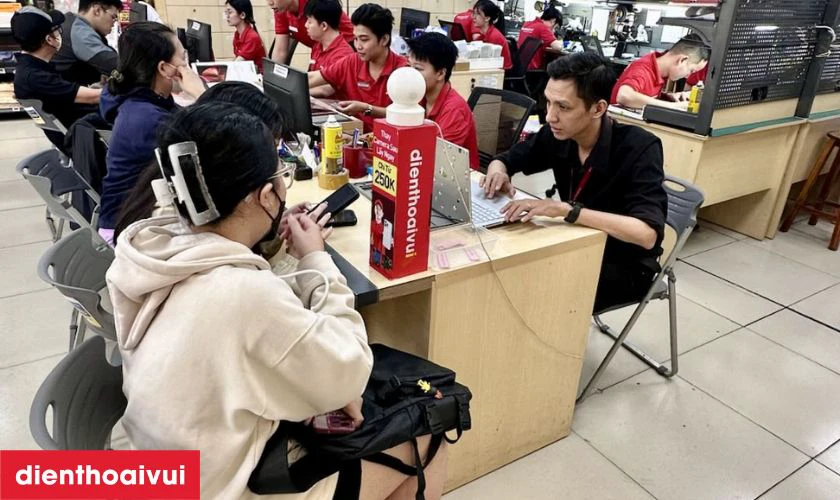 Quy tr&igrave;nh thay đế sạc Apple Watch Series 4 44mm tại Điện Thoại Vui