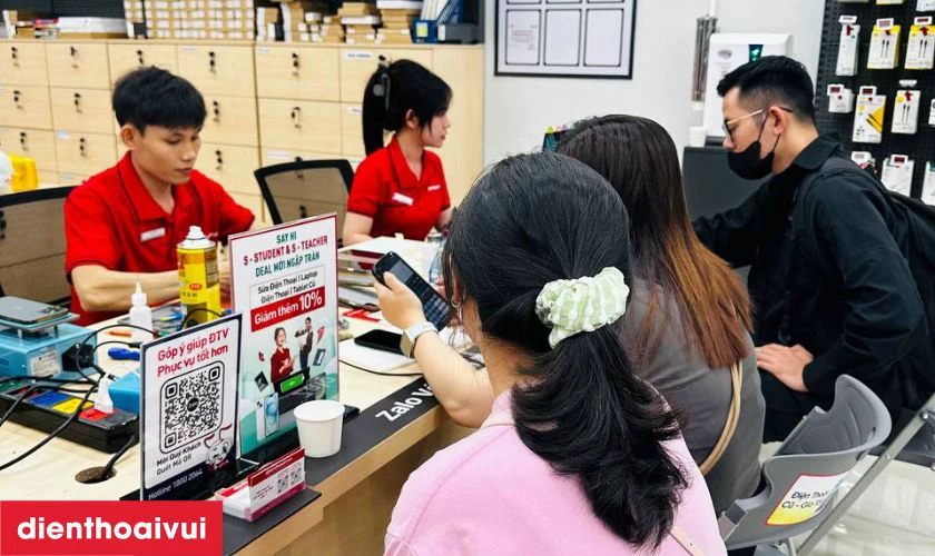 Nh&acirc;n vi&ecirc;n b&agrave;n giao lại Apple Watch cho kh&aacute;ch kiểm tra
