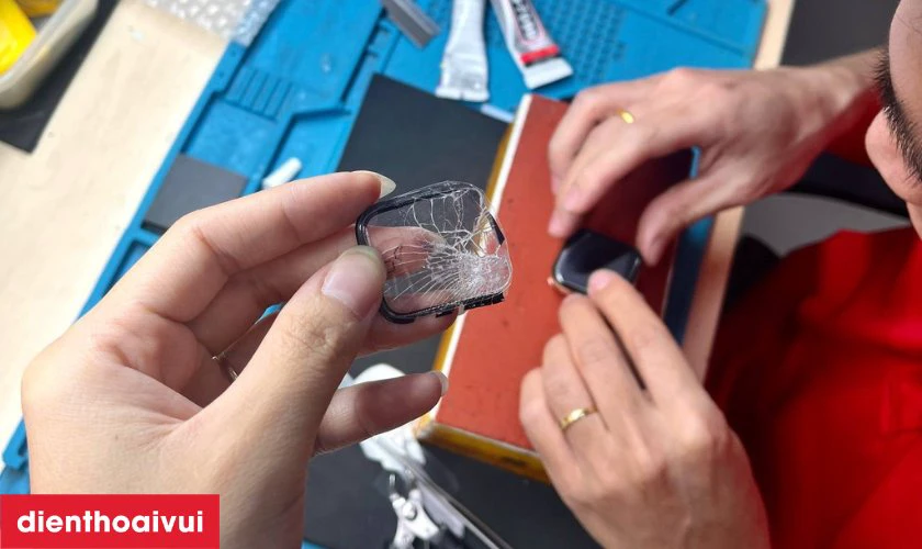 Thay &eacute;p k&iacute;nh Apple Watch Ultra l&agrave; g&igrave;?