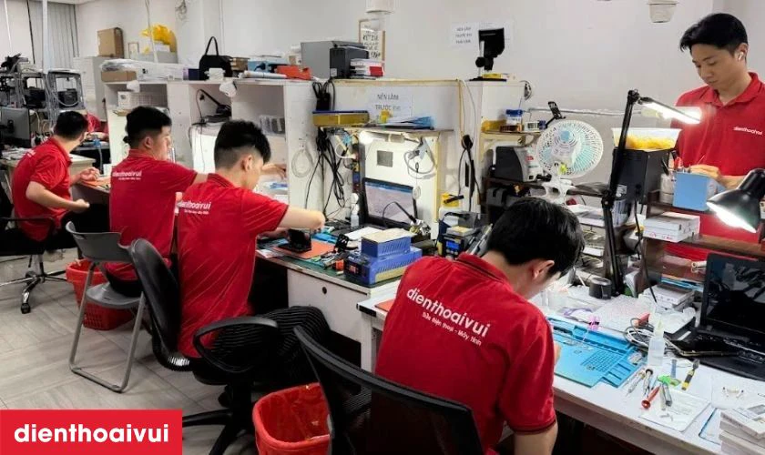 Kỹ thuật viên thiết bị và hướng dẫn khách hàng trước khi nhận máy