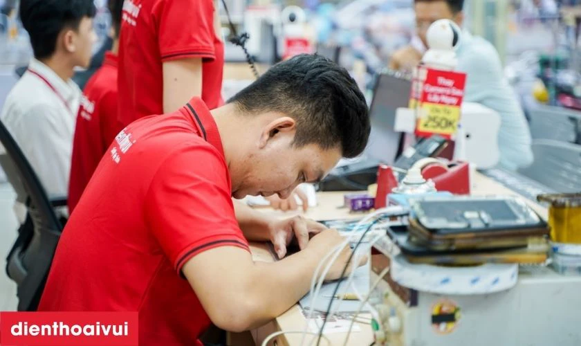 Quy tr&igrave;nh thay &eacute;p k&iacute;nh điện thoại lấy ngay tại Điện Thoại Vui