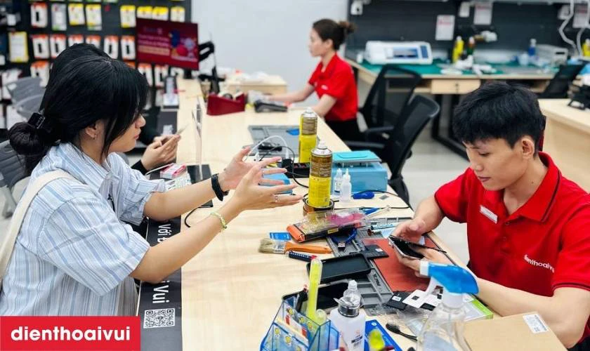 Quy tr&igrave;nh sửa c&ocirc;ng khai, kh&aacute;ch c&oacute; thể quan s&aacute;t trực tiếp