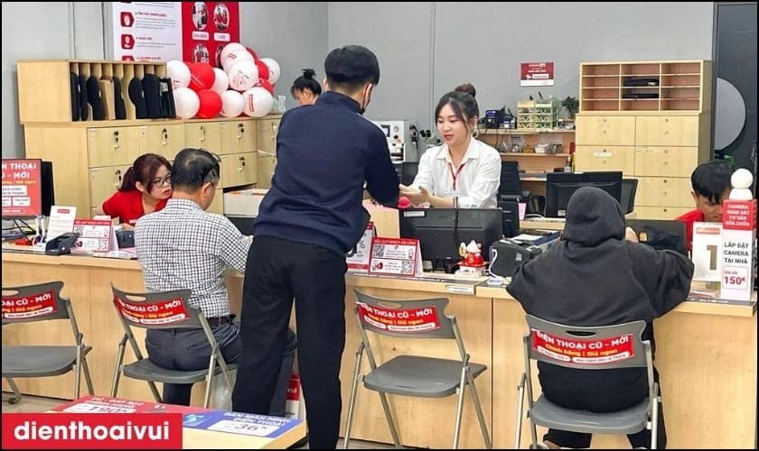 Dịch vụ thay &eacute;p k&iacute;nh Huawei uy t&iacute;n, lấy liền tại Điện Thoại Vui
