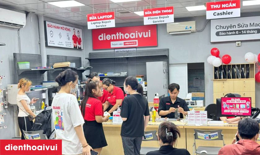 Nh&acirc;n vi&ecirc;n tiếp nhận v&agrave; hướng dẫn kh&aacute;ch đến quầy sửa chữa