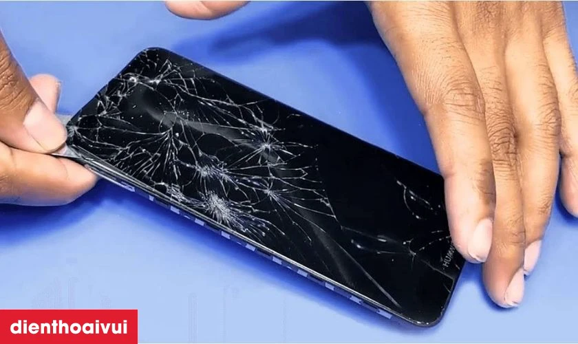M&agrave;n h&igrave;nh vỡ n&aacute;t nghi&ecirc;m trọng