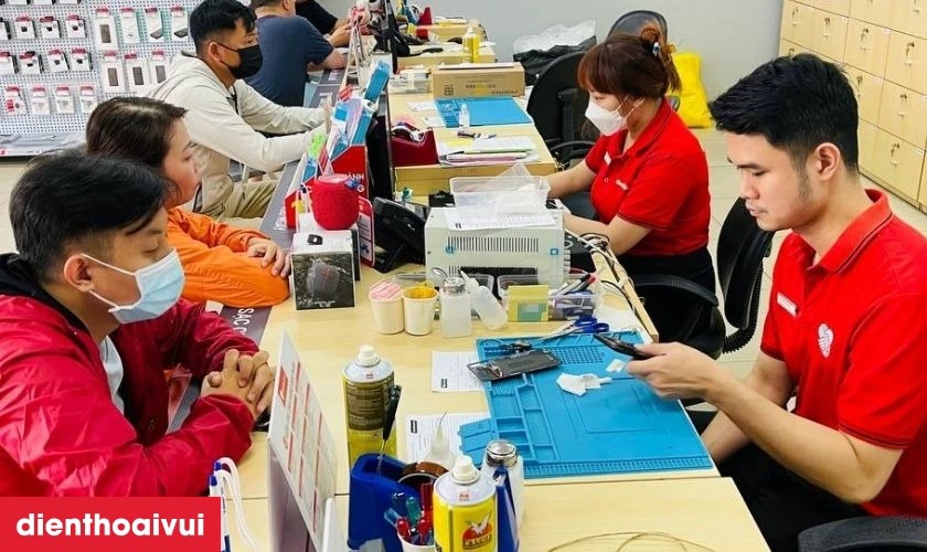 Quy tr&igrave;nh Thay &eacute;p k&iacute;nh Huawei Y6 Pro minh bạch lấy liền tại Điện Thoại Vui