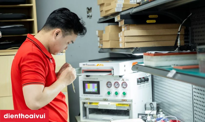 Quy tr&igrave;nh thay &eacute;p k&iacute;nh minh bạch lấy liền tại Điện Thoại Vui