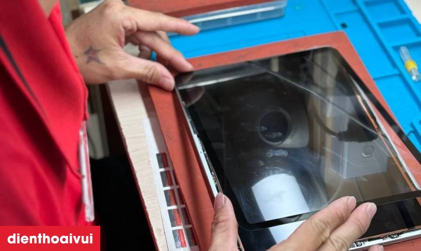 Quy tr&igrave;nh thay &eacute;p k&iacute;nh iPad Air 3 ch&iacute;nh h&atilde;ng Feaglet minh bạch lấy liền tại Điện Thoại Vui