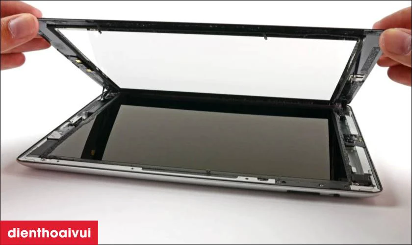 Những lưu &yacute; trước khi thay &eacute;p k&iacute;nh iPad Pro M1 11 inch 2021 ch&iacute;nh h&atilde;ng Feaglet