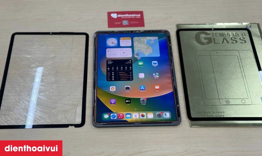 Quy tr&igrave;nh &eacute;p k&iacute;nh iPad Pro M2 2022 minh bạch