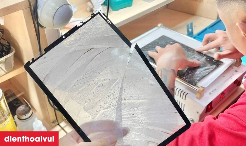 Quy tr&igrave;nh thay &eacute;p k&iacute;nh iPad Pro M4 2024 minh bạch lấy liền tại Điện Thoại Vui&nbsp;
