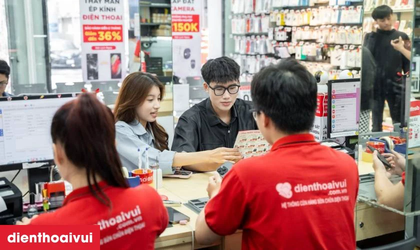 Cửa h&agrave;ng thay &eacute;p k&iacute;nh iPhone 13 ch&iacute;nh h&atilde;ng Feaglet ở đ&acirc;u uy t&iacute;n