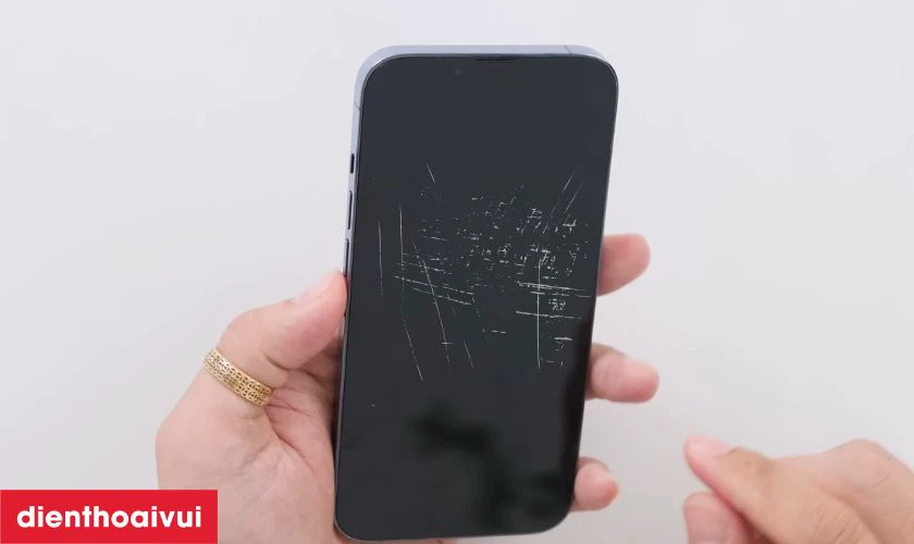 C&aacute;c dấu hiệu nhận biết bạn cần thay &eacute;p k&iacute;nh iPhone 13 Mini mới