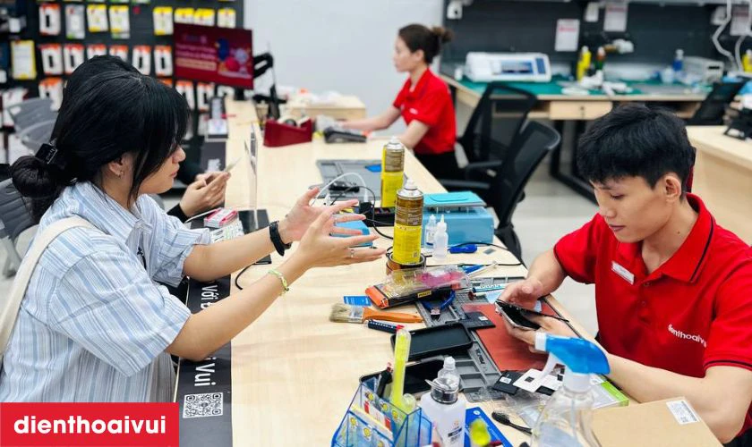 Quy tr&igrave;nh thay &eacute;p k&iacute;nh iPhone 14 Plus ch&iacute;nh h&atilde;ng Feaglet tại Điện Thoại Vui
