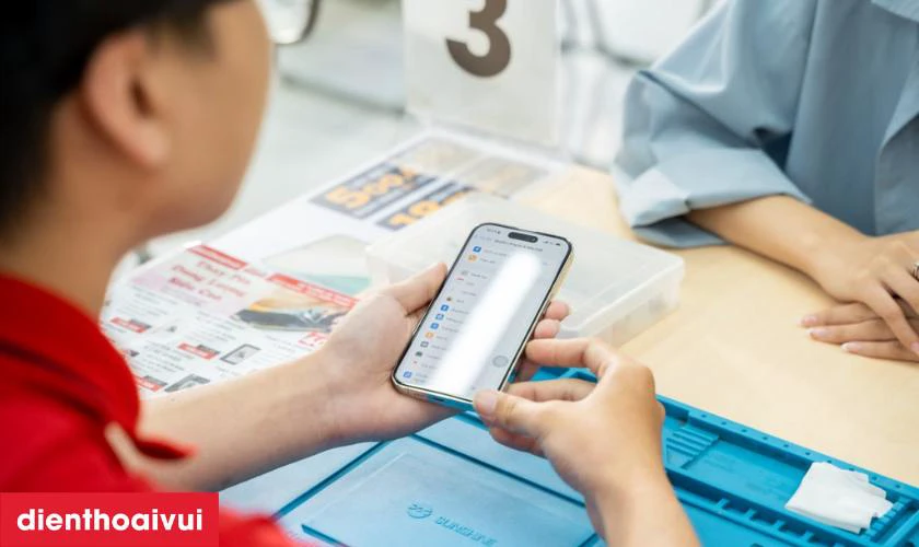 Kh&aacute;ch h&agrave;ng nhận lại m&aacute;y c&ugrave;ng hướng dẫn sử dụng