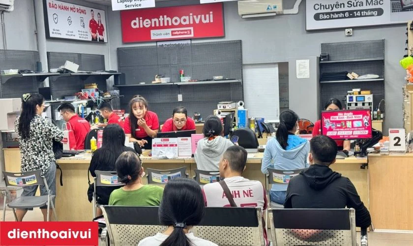 Cửa h&agrave;ng thay &eacute;p k&iacute;nh iPhone 16 Pro Max ch&iacute;nh h&atilde;ng, lấy liền tại Điện Thoại Vui
