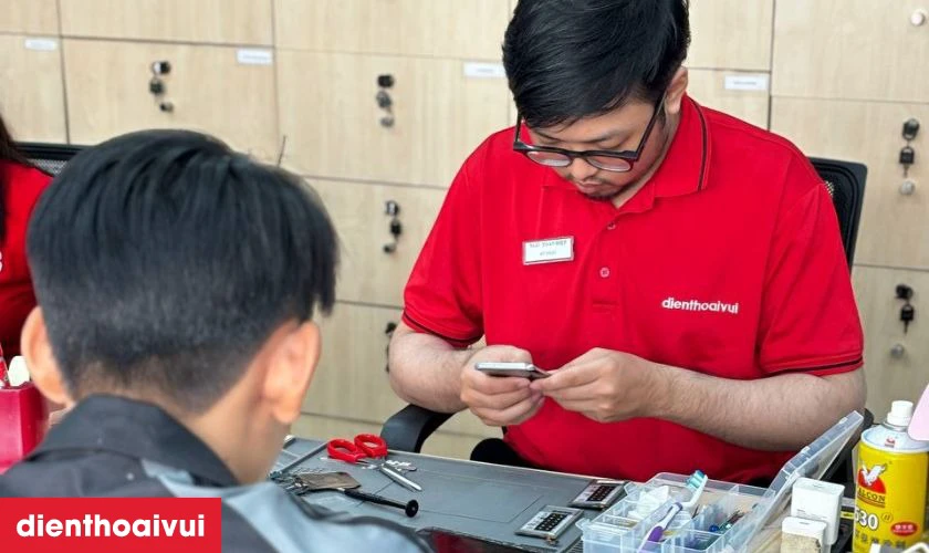 Dịch vụ thay &eacute;p k&iacute;nh iPhone 16 Pro ch&iacute;nh h&atilde;ng