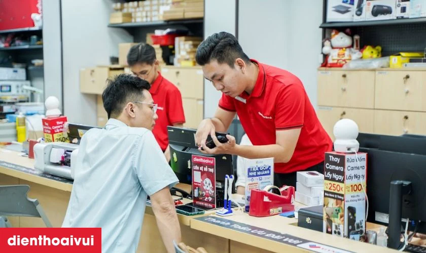 Dịch vụ thay &eacute;p k&iacute;nh iPhone 17 Pro Max ch&iacute;nh h&atilde;ng Feaglet lấy liền tại Điện Thoại Vui