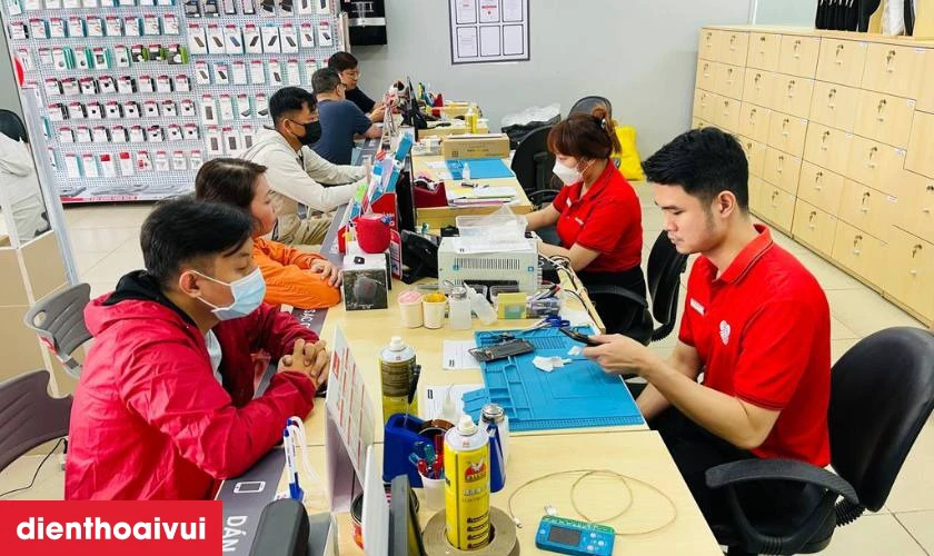 Quy tr&igrave;nh thay &eacute;p k&iacute;nh iPhone 6S Plus ch&iacute;nh h&atilde;ng Feaglet tại Điện Thoại Vui