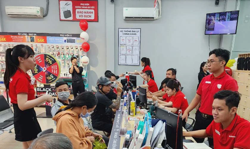 Nh&acirc;n vi&ecirc;n tại cửa h&agrave;ng Điện Thoại Vui đang tư vấn cho kh&aacute;ch h&agrave;ng