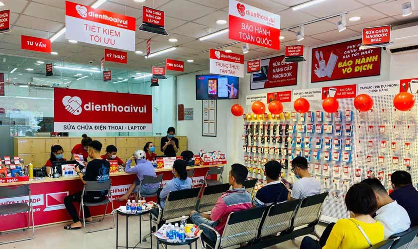 Kh&aacute;ch h&agrave;ng sử dụng dịch vụ thay &eacute;p k&iacute;nh iPhone tại Điện Thoại Vui