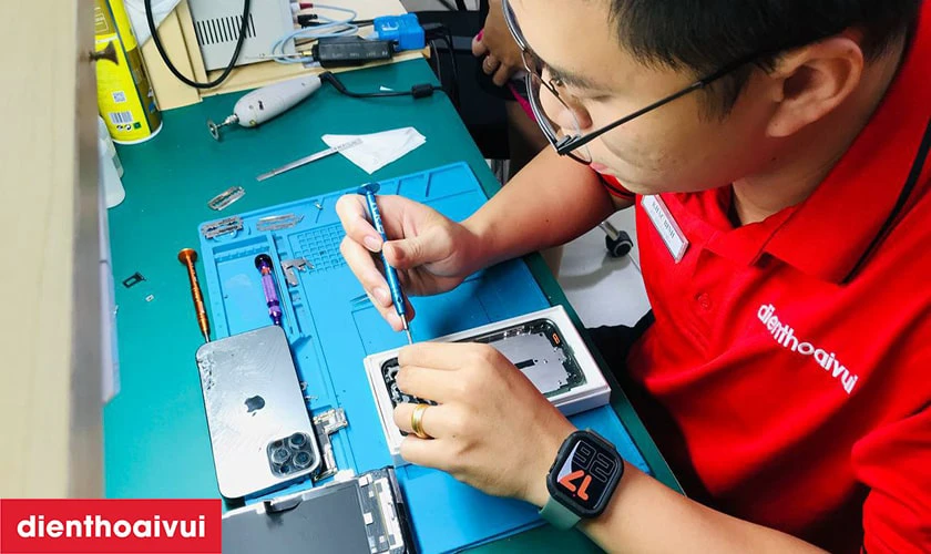 Địa chỉ thay &eacute;p k&iacute;nh iPhone XR ch&iacute;nh h&atilde;ng Orizin ở đ&acirc;u uy t&iacute;n, lấy liền lại TPHCM v&agrave; H&agrave; Nội
