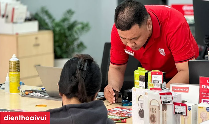 Cửa h&agrave;ng thay &eacute;p k&iacute;nh iPhone XR ch&iacute;nh h&atilde;ng Orizin ch&iacute;nh h&atilde;ng, lấy liền tại Điện Thoại Vui