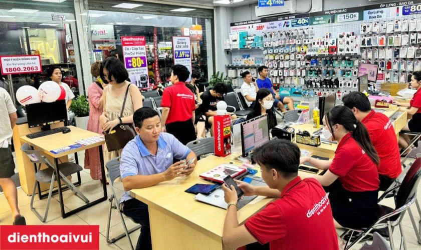 Dịch vụ thay &eacute;p k&iacute;nh iPhone XS Max ch&iacute;nh h&atilde;ng Orizin ch&iacute;nh h&atilde;ng, lấy liền tại Điện Thoại Vui