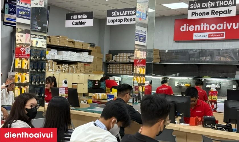 Thay &eacute;p k&iacute;nh Itel RS4 uy t&iacute;n, lấy liền tại Điện Thoại Vui