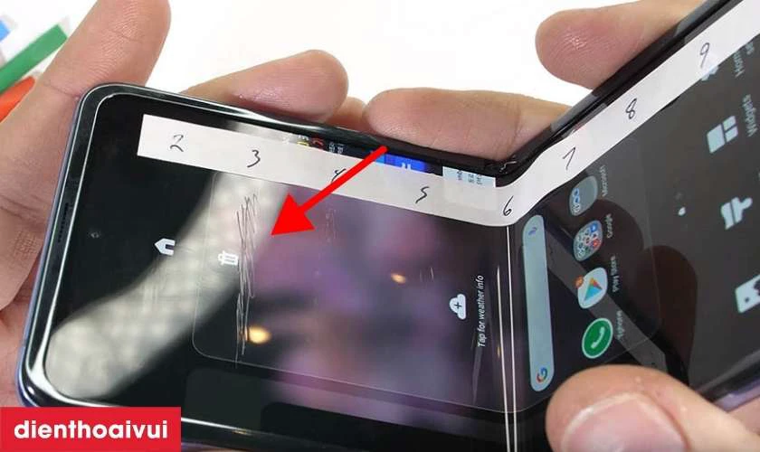 C&aacute;c dấu hiệu nhận biết bạn cần thay &eacute;p k&iacute;nh mặt trong Samsung Galaxy Z Flip 4