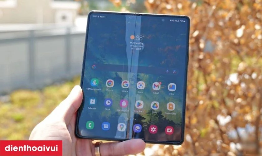 C&aacute;c dấu hiệu nhận biết bạn cần thay &eacute;p k&iacute;nh mặt trong Z Fold 6 mới