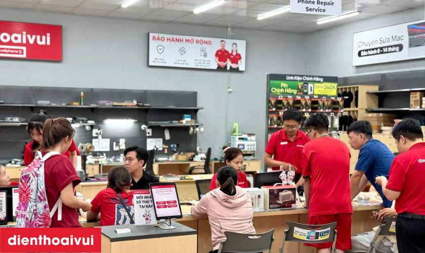 Quy tr&igrave;nh thay &eacute;p k&iacute;nh minh bạch lấy liền tại Điện Thoại Vui