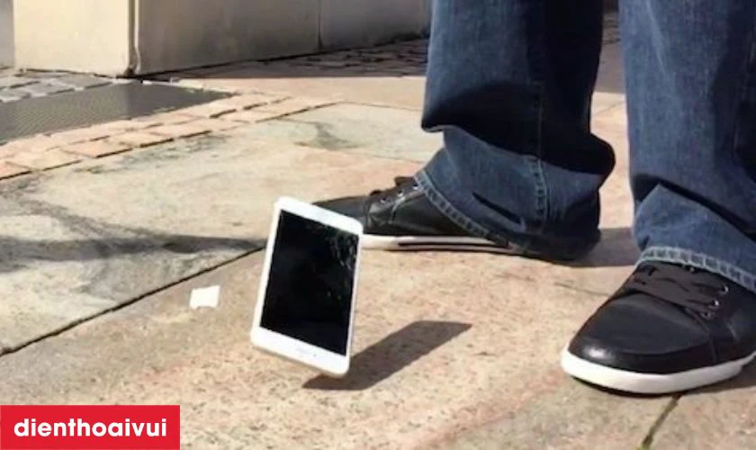 Nguy&ecirc;n nh&acirc;n khi&ecirc;́n Nubia Red Magic 7S bị nứt, vỡ mặt k&iacute;nh l&agrave; g&igrave;?