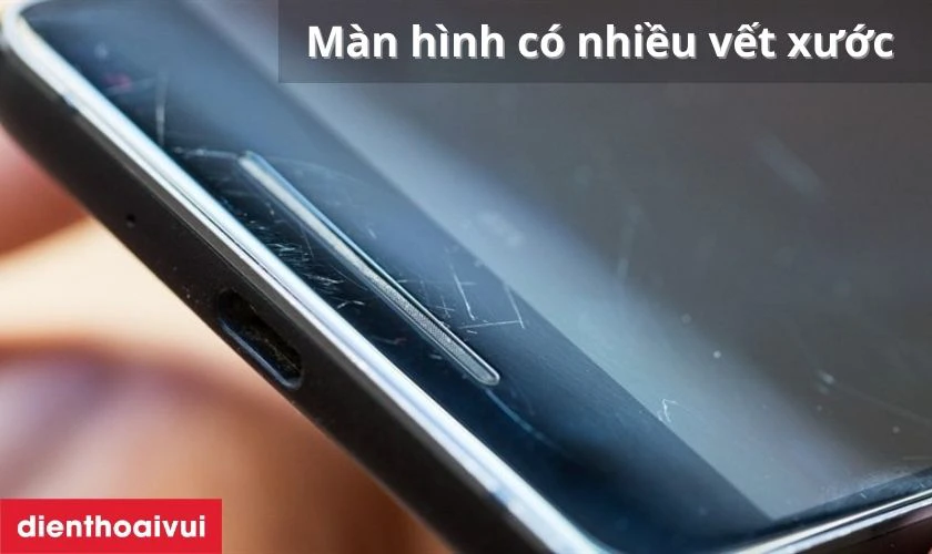 M&agrave;n h&igrave;nh điện thoại xuất hiện c&aacute;c vết xước