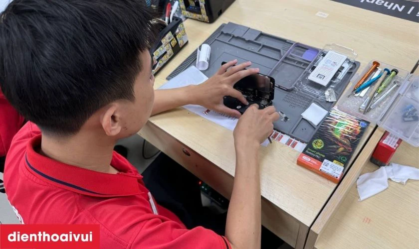 Thay &eacute;p k&iacute;nh mới cho điện thoại OPPO