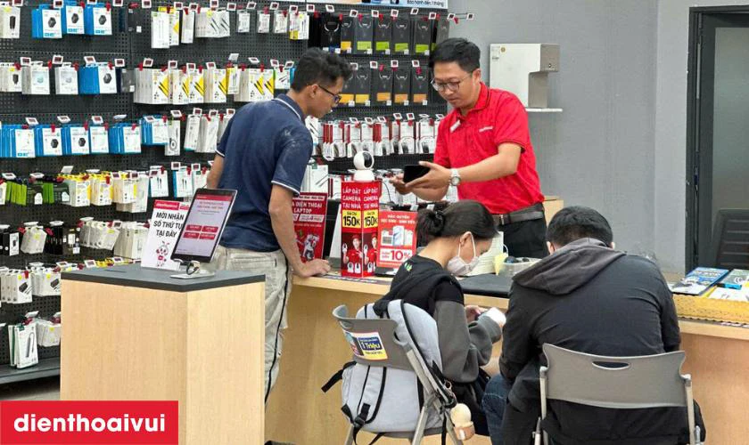 Quy tr&igrave;nh thay &eacute;p k&iacute;nh OPPO A17K minh bạch lấy liền tại Điện Thoại Vui