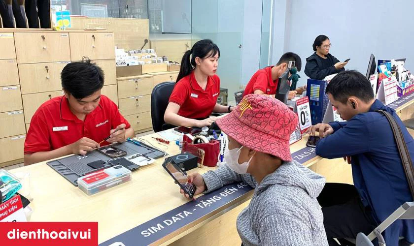 Địa chỉ thay &eacute;p k&iacute;nh OPPO A18 ở đ&acirc;u uy t&iacute;n, lấy liền lại TPHCM v&agrave; H&agrave; Nội