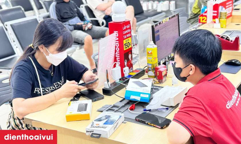 Quy tr&igrave;nh thay &eacute;p k&iacute;nh OPPO A18 minh bạch lấy liền tại Điện Thoại Vui