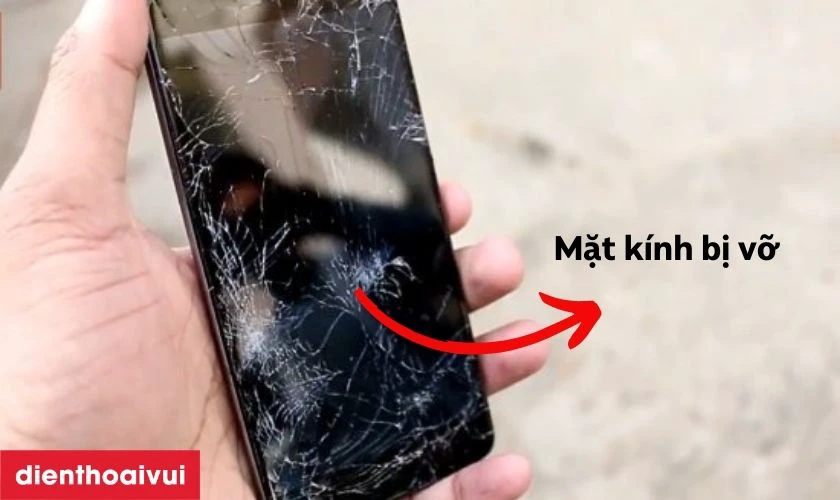 Mặt k&iacute;nh m&agrave;n h&igrave;nh bị nứt vỡ nhiều mảng