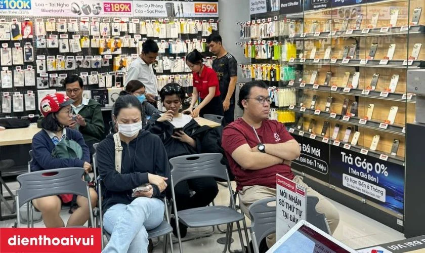 Dịch vụ thay &eacute;p k&iacute;nh OPPO A38 ch&iacute;nh h&atilde;ng, lấy liền tại Điện Thoại Vui