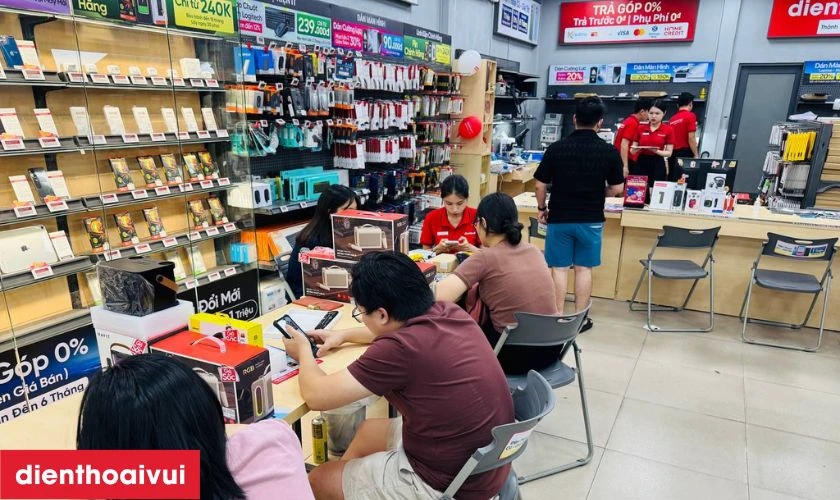Dịch vụ thay &eacute;p k&iacute;nh OPPO A60 ch&iacute;nh h&atilde;ng, lấy liền tại Điện Thoại Vui