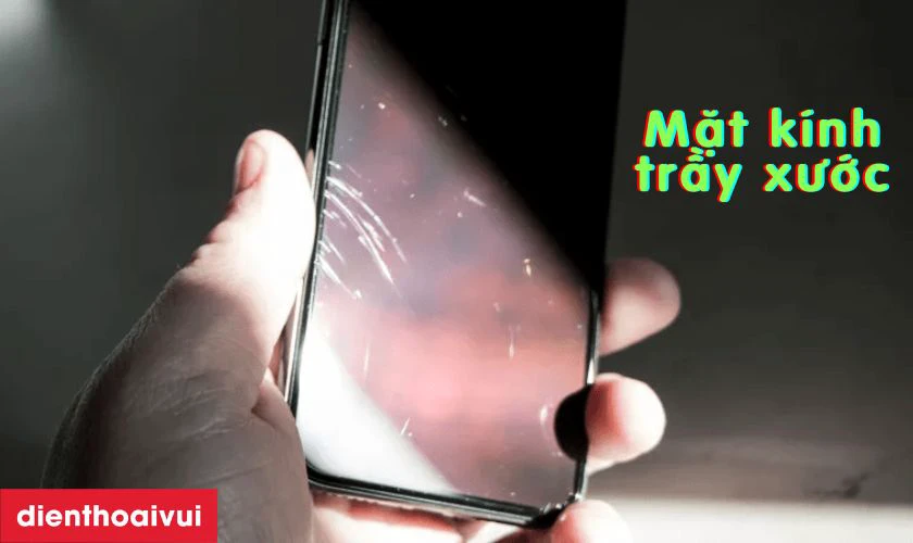 Mặt k&iacute;nh m&agrave;n h&igrave;nh c&oacute; c&aacute;c vết trầy xước