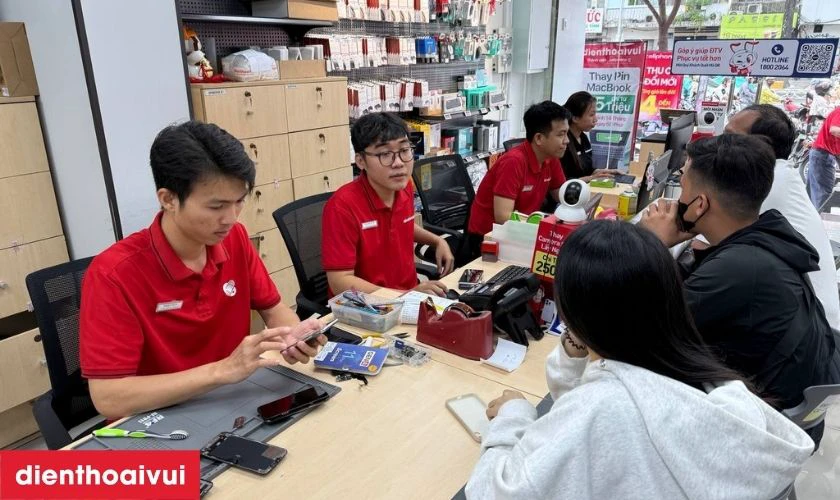 Quy tr&igrave;nh thay &eacute;p k&iacute;nh OPPO A98 minh bạch lấy liền tại Điện Thoại Vui